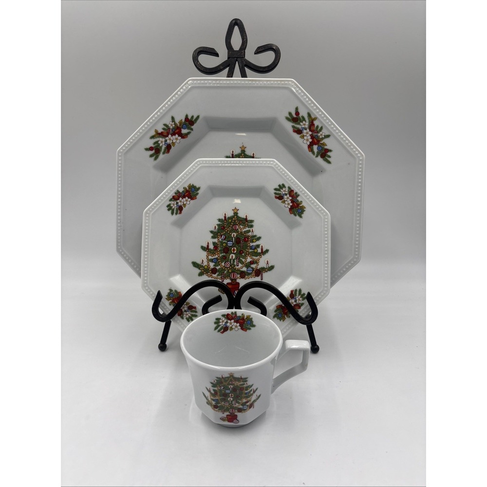 Christmas Tree Fairfield Dinner Plates Peace on Earth Fine China Place Setting
